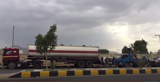 Figure 2: Fuel truck unloads and sells gas in the streets of the Houthi-controlled capital city of Sana’a, instead of gas stations where it can be sold at official price. (Photo credit: Naser Noor)